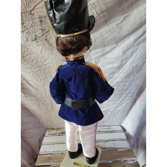 Telco soldier as is motion at Xmas decor - Picture 6 of 8